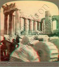 Το ανατολικό άκρο του περίφημου Παρθενώνα, ανάμεσα από τις γκρεμισμένες στήλες στη βόρεια πλευρά, Ακρόπολη.