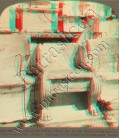 Το τιμητικό κάθισμα για τον Ιερέα του Διονύσου, βόρεια πλευρά του Θεάτρου του 4ου αιώνα π. Χ., κάτω από την Ακρόπολη.